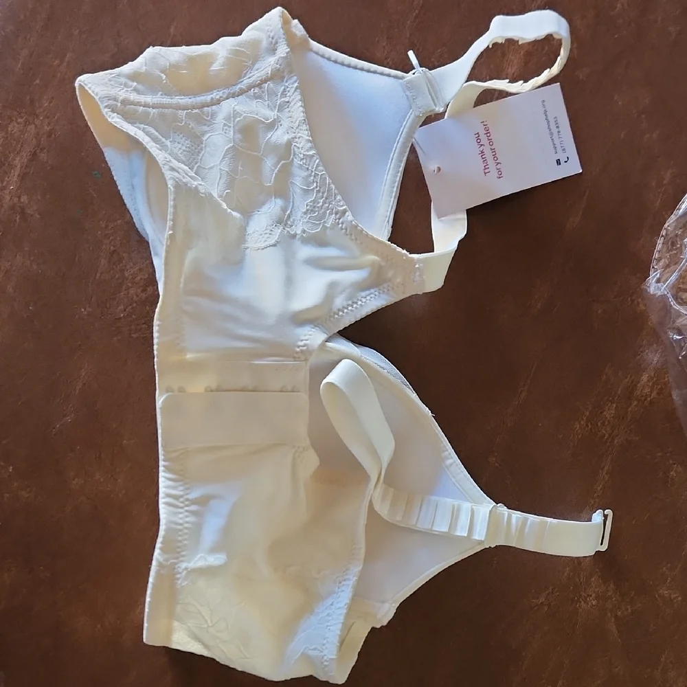 Seamless Lightly Padded White Bra by - Picture 2 of 3